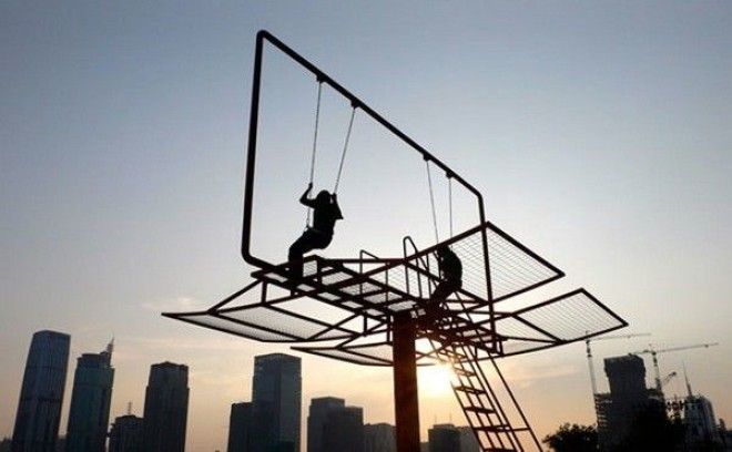 Double Happiness билборд с качелями