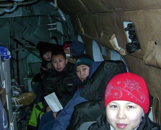 Оленеводы отправляют детей в школу на вертолете Автор фото Александр Чебан