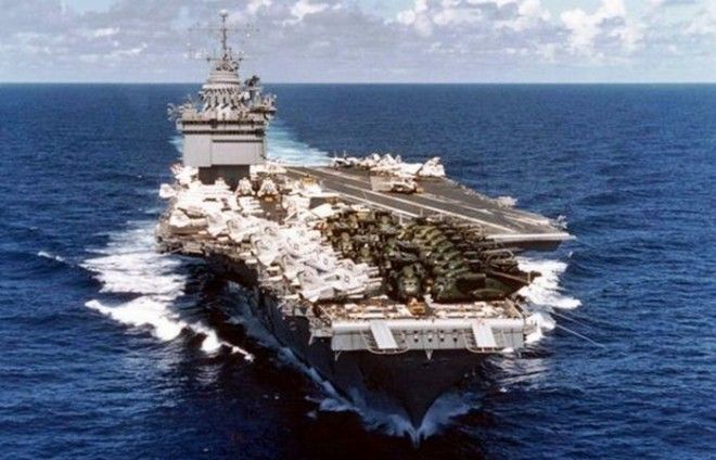 Авианосец перевозящий самолеты с ядерным оружием USS Enterprise