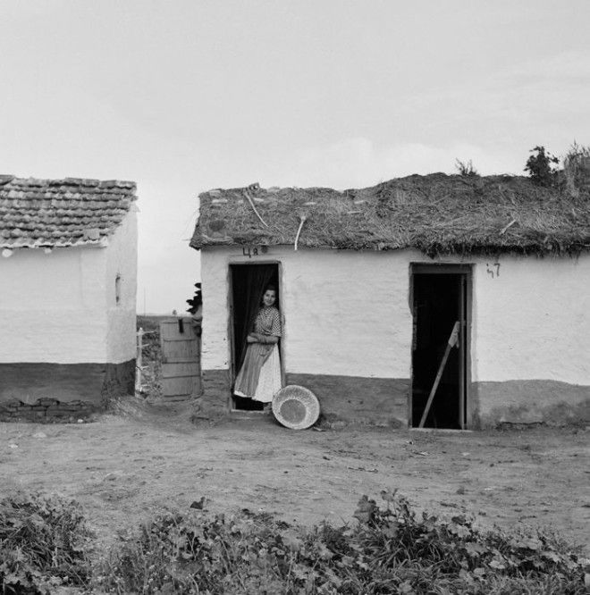 Девушка отдыхает от домашних хлопот и суеты Испания 1956 год