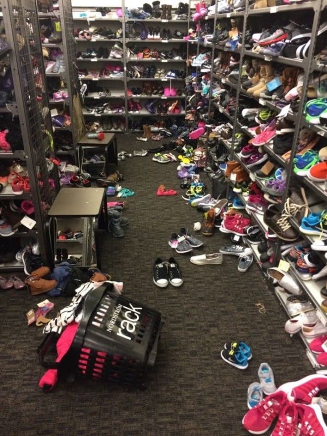 Увидев ЭТИ фото вы позавидуете продавцам работающим в торговом зале