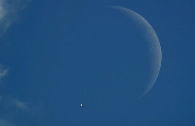 Венера которую также зовут утренняя звезда и вечерняя звезда настолько хорошо отражает свет Солнца что её относительно несложно разглядеть и днём особенно если знать местоположение Она проявляется в виде крошечной мигающей белой точки