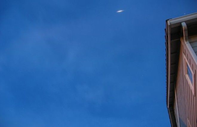 Спутники Ночью спутники выглядят как движущиеся звёзды и чтобы разглядеть их требуется внимание и терпение Но днём также можно заметить как минимум один вид спутников  Иридиум Их антенны периодически отражают свет так ярко что этот эффект получил название вспышки Иридиума и заметен даже в дневном небе