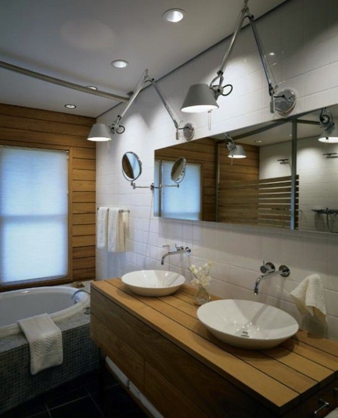 Обычная настольная лампа в качестве освещения в ванной комнате