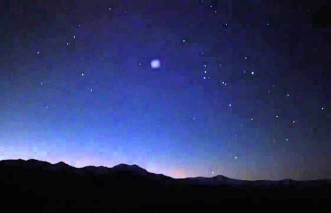 Взрывы сверхновых можно заметить с Земли невооружённым глазом в неравные промежутки от 20 до 300 лет Последнее свидетельство когда подобное явление наблюдали днём относится к 1572 году Первый кандидат на новый взрыв  звезда Бетельгейзе Безусловно её сверхновая будет видна днём но произойдёт ли взрыв завтра или спустя тысячи лет  неизвестно