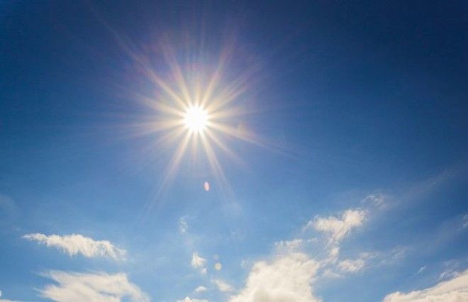 Солнце днём увидеть легче лёгкого только вот смотреть на него напрямую не стоит  можно серьёзно повредить глаза Во время затмений опасность возрастает многократно Впрочем защититься от этого тоже несложно  специальными светофильтрами или с помощью наблюдения проекции