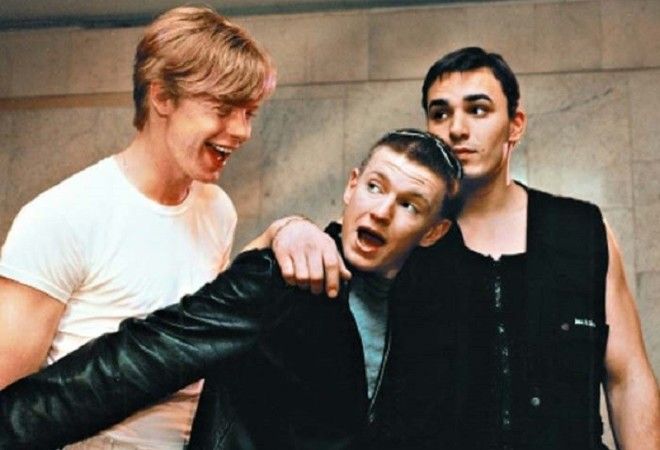 Безвременно погасшие звезды 90х 5 знаменитостей погибших на пике славы