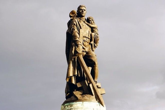 Памятник Воинуосвободителю в Берлине Фото silamestaru