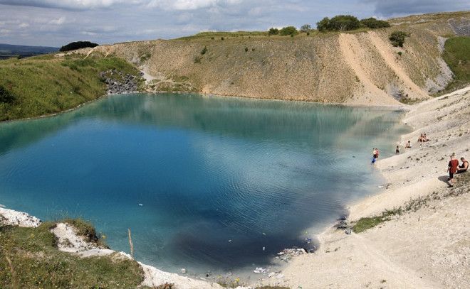 Голубая лагуна Великобритания&nbsp; Перед березовыми водами заброшенного карьера сложно устоять Но как бы ни был высок соблазн купаться здесь не стоит Красивый цвет вода получает изза известняковых скал уровень же рН воды составляет 113 что может вызвать раздражение кожи и глаз грибковые инфекций или проблемы с желудком