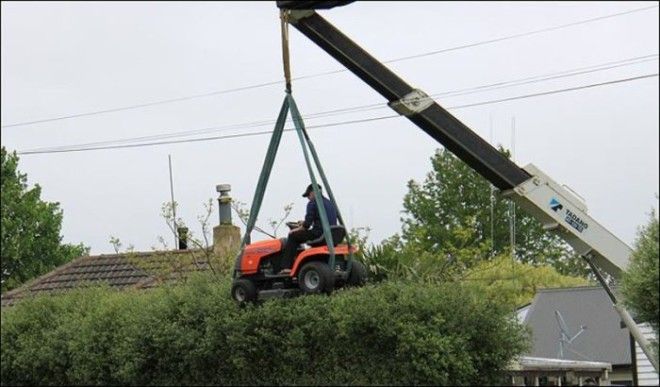 Подвесная газонокосилка поможет подровнять высоту кустов