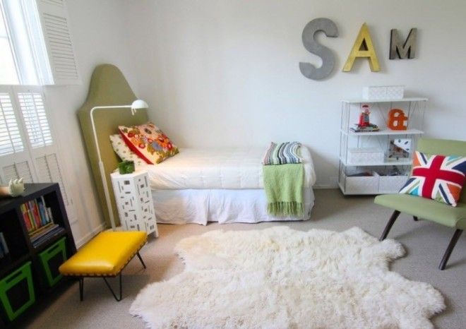Небольшой ковёр из искусственного меха который будет органично смотреться в интерьере детской комнаты 