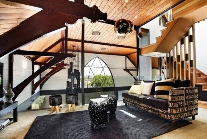 Темное ковровое изделие контрастным пятном выделяется в интерьере гостиной