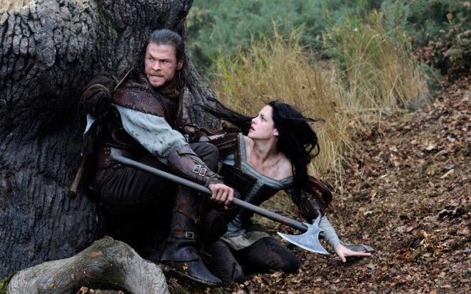 Кристен Стюарт Думаем никого не впечатлит тот факт что Кристен Стюарт сама исполняла все трюки &nbsp;на съемках саги Сумерки Тем не менее достойно восхищения то что исполняя главную роль в боевике Белоснежка и охотник она также не побоялась взять на себя работу каскадера Согласно интервью данному Hollywood Life она самостоятельно выполнила все трюки от головокружительных прыжков со скалы до сложных боевых сцен