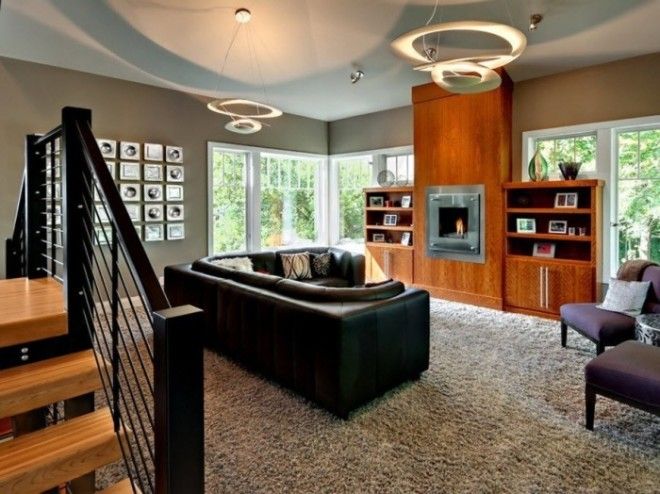 Серое ковровое покрытие которое гармонирует с палитрой стен помещения 