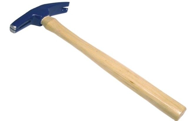 Молоток для забивки кнопок Весит 200 грамм Его раздвоенная на концах головка является по сути магнитом предназначенным для закрепления гвоздей с широкой шляпкой или кнопок&nbsp;