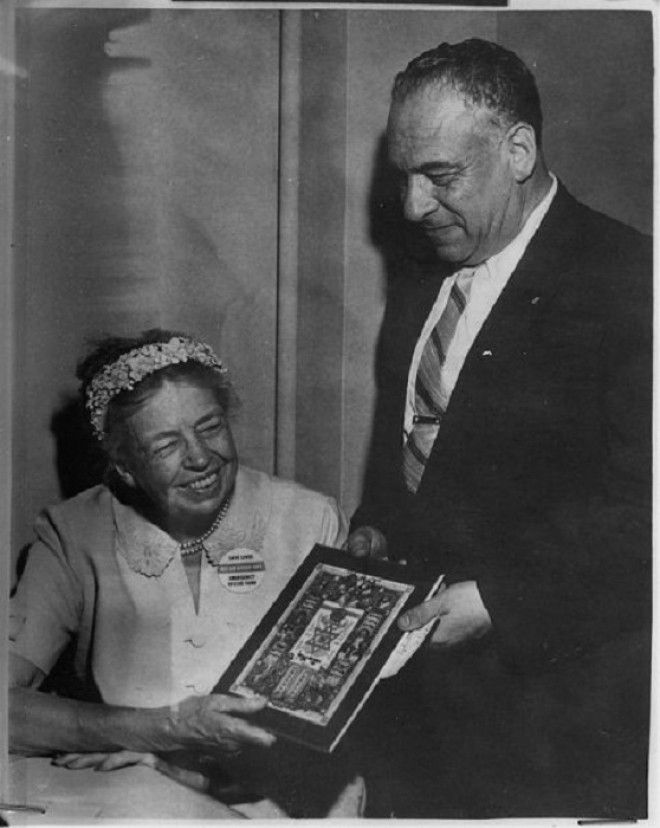 Артур Шик вручает Элеоноре Рузвельт свою книгу