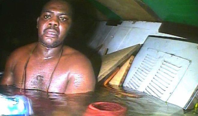 Харрисон Окене 28 мая 2013 года водолазы искали причину катастрофы судна Jacson-4, затонувшего у берегов Нигерии. Чего они увидеть не ожидали, так это выжившего. Харрисон Окене был поваром на корабле. Он зашел в гальюн как раз в тот момент, как судно перевернулась. Несчастный повар оказался в ловушке — по счастью, здесь образовался пузырь воздуха. Три дня просидел бедный повар под водой и уже потерял надежду, как вдруг услышал стук молотков. Дайверы вытащили ошалевшего от счастья повара: Окене поклялся никогда в жизни больше не ступать на палубу. Еще бы.