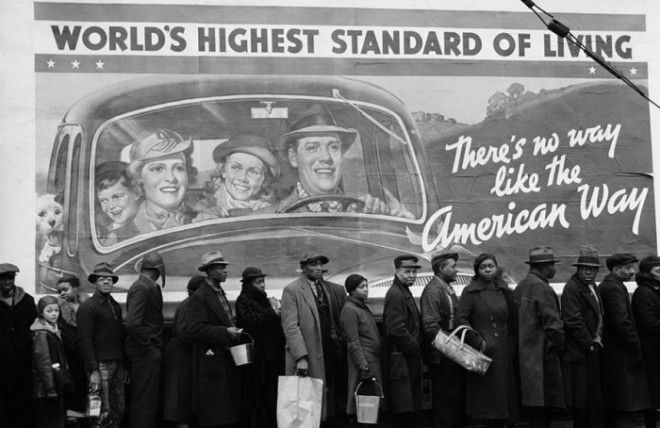 Очередь за едой у пункта Красного креста во время Великой депрессии. 