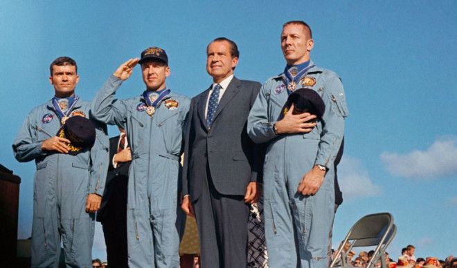 Аполлон 13 Легендарная миссия «Аполлона 13» могла закончиться ужасной трагедией. Неисправная электропроводка заискрила прямо рядом с кислородным баллоном. Всему экипажу пришлось перебраться в лунный модуль и выбираться в основное помещение только для того, чтобы скорректировать полет — иначе их бы просто унесло в космос. Максимальная концентрация помогла Джиму Ловеллу, Джеку Свиджерту и Фреду Хаусе вернуться на Землю целыми и невредимыми.