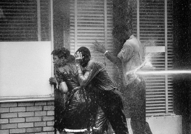 Разгон мирного митинга против сегрегации в Берменгеме с помощью пожарных брандспойтов. 