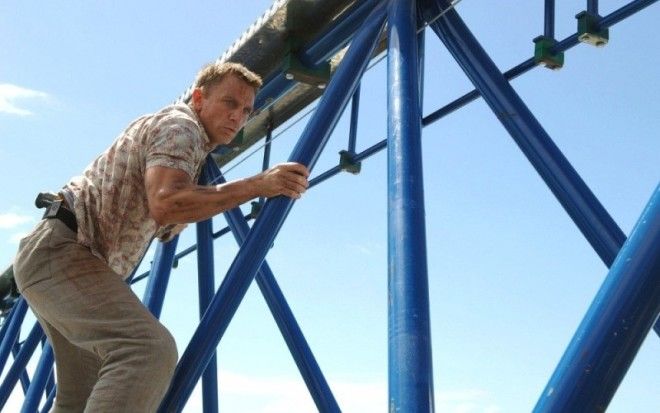 Дэниел Крейг Когда актер получает такую знаковую роль как роль Джеймса Бонда персонажа которого многие играли до него &nbsp;он просто обязан сыграть ее еще лучше чем его предшественники и иметь прекрасную физическую подготовку И Дэниел Крейг хороший тому пример Как говорит сам актер Это важно для меня исполнять самому большую часть моих трюков Я хотел испытать себя исполняя тот прыжок с одного крана на другой И на самом деле прыжок со стрелы крана фильм Казино Рояль расположенного на высоте 35 метров не меньше считается одним из лучших трюков Бонда за всю историю серии