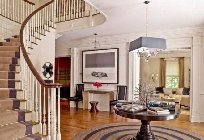 Круглый одноуровневый ковёр способен смягчить строгий классический интерьер