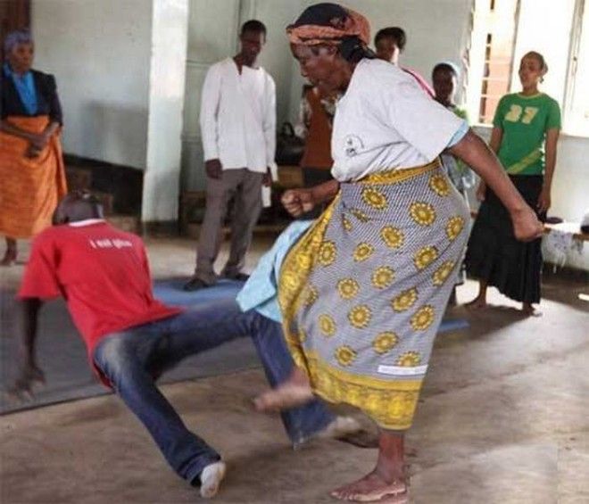 После курсов каждая бабушка знает что делать с насильником