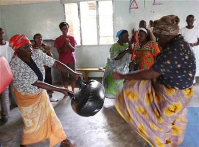 Женщины на практических занятиях по самообороне