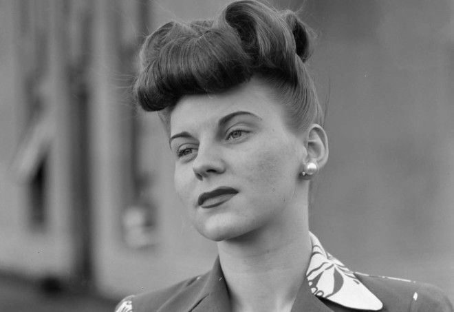 Во время модного показа от фанклуба девушек корпорации Chrysler проводимого в магазине Saks Fifth Avenue в Детройте весной 1942 года 