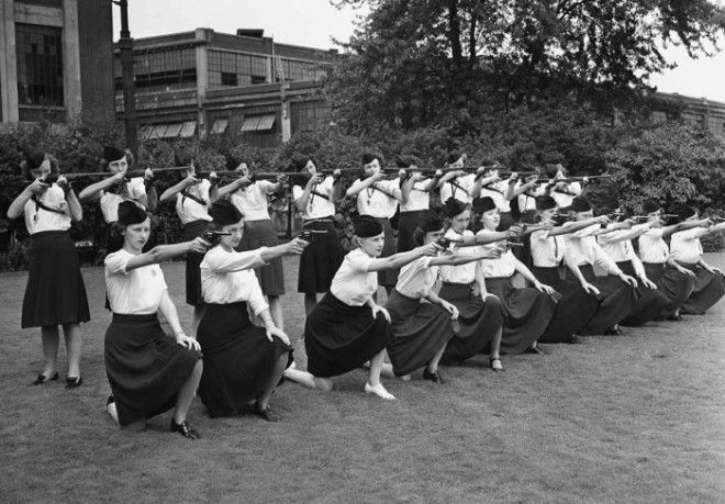 Охранники завода военноморских боеприпасов компании Hudson Motor Car Company в Детройте штат Мичиган