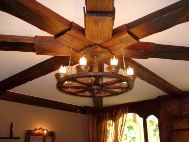 Потолочный светильник в виде стилизованного колеса с лампочками в стиле кантри 