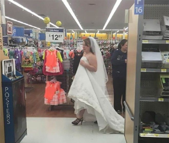 Модный показ самые безумные наряды посетителей магазинов