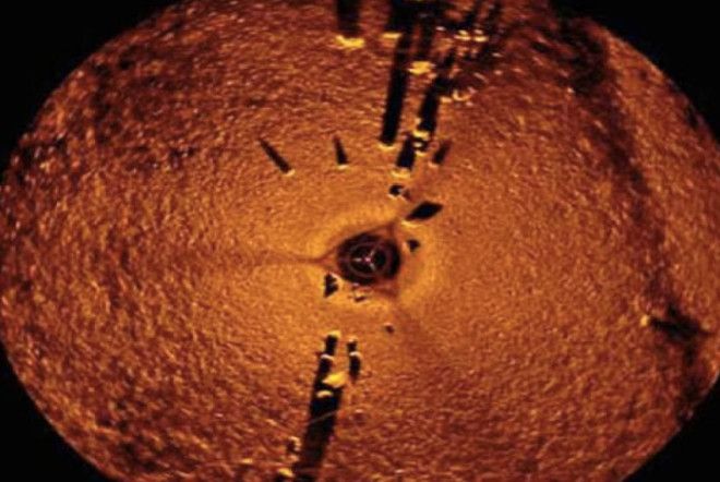 Стоунхендж озера Мичигана В 2007 году во время поисков затонувших кораблей гидролокатором группа исследователей обнаружила на дне озера Мичиган подводную структуру. На глубине около 15 метров под толщей воды располагается строение, напоминающее знаменитый Стоунхендж. Предполагается, что возраст конструкции составляет около 10 000 лет.