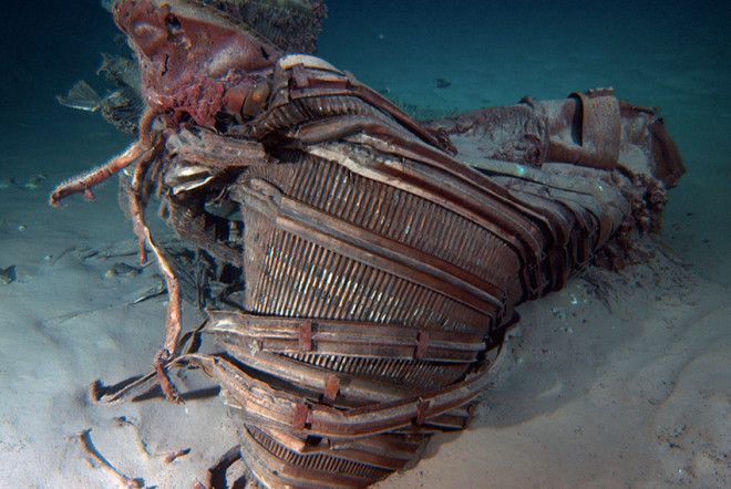 Двигатели «Аполлона-11» После лунной миссии в 1969 году двигатели «Аполлон-11» оказались на дне Атлантического океана. В 2012 году директор интернет-магазина Amazon миллиардер Джефф Безос взялся отыскать их и поднять на поверхность. Фрагменты ракеты были обнаружены при помощи гидролокатора на глубине около 4300 метров. Операция по подъему заняла 3 недели, после чего двигатели были переданы американскому космическому агентству.