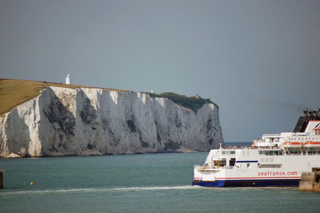 Белые клифы Дувра Великобритания&nbsp; Обрамляющие береговую линию пролива ПадеКале скалы являются частью возвышенности Норт Даунс Высота скал достигает 107 метров В их состав входит мел и кремень благодаря чему их видно с французского мыса ГриНе а среди моряков они завоевали славу символа берегов Англии