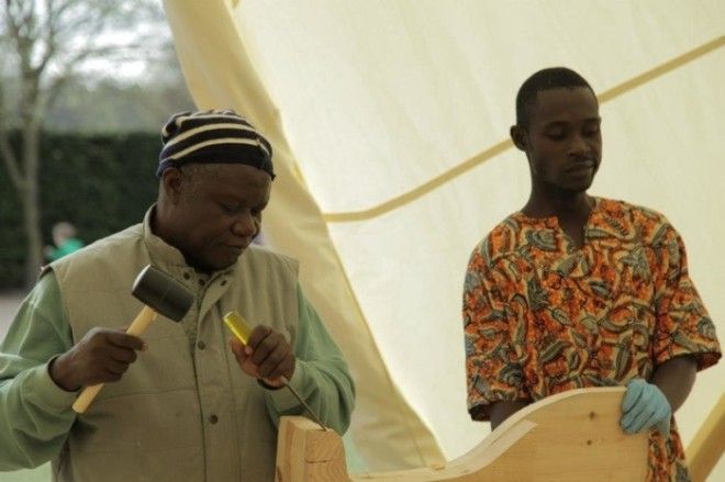 Паа Джо и его сын Якоб вырезают лапу скульптурному льву Фото fbcdnsphotoshaakamaihdnet