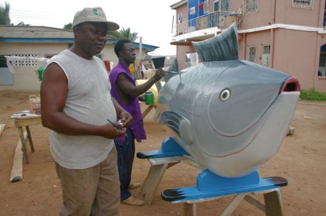 Паа Джо работает над гробом в форме рыбы Фото regulatschumich