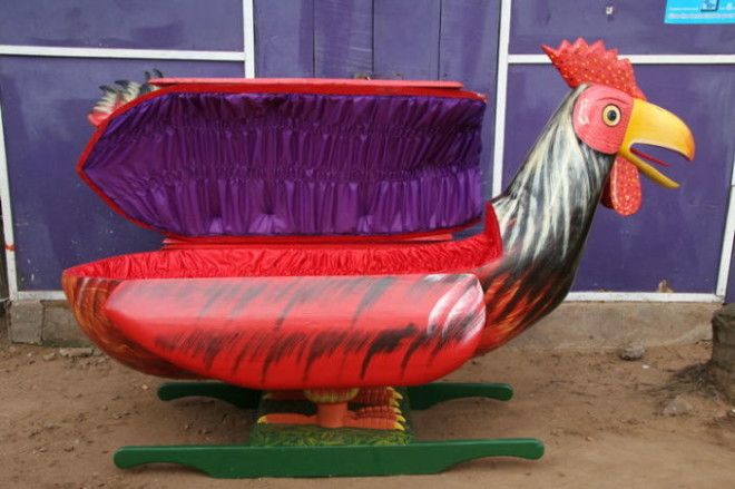 Гроб раскрашенный как петух Фото regulatschumich