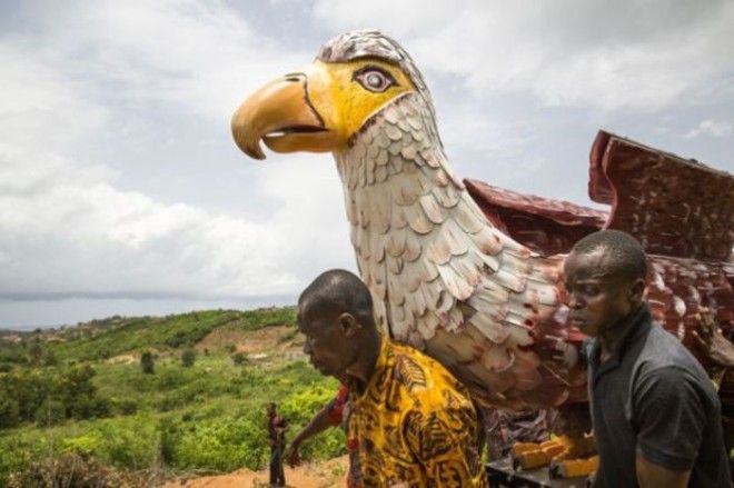 Гроб в форме хищной птицы Фото regulatschumich