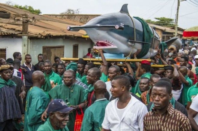 Гроб напоминающий рыбумолот Фото regulatschumich