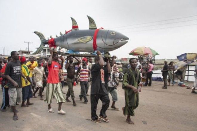 Это не огромная океанская рыба а гроб Фото regulatschumich