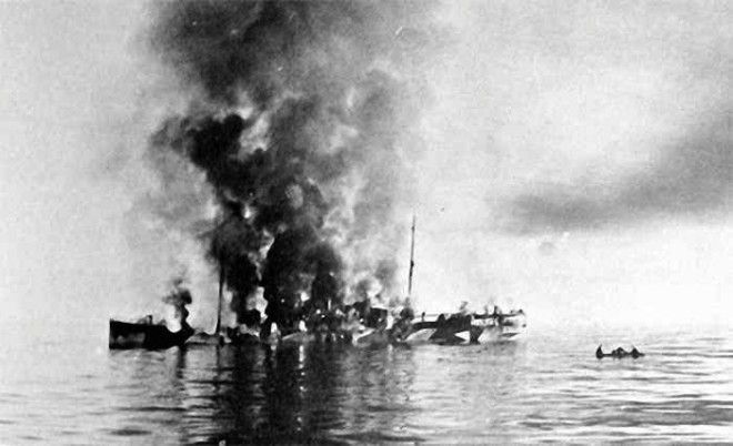 Гибель парохода Александр Сибиряков Смимок сделан с крейсера Admiral Scheer Фото centrosibinfo