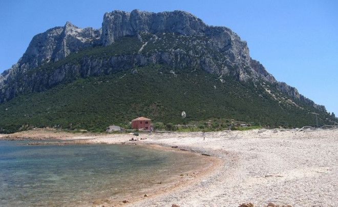 Паоло Бертолионе вернулся на остров и создал собственный герб В 1900е годы королева Великобритании Виктория собирала фотографии всех правящих династий мира и послала на остров своего личного фотографа Отпечаток с оригинального снимка он содержится в Букингемском дворце до сих пор висит на стене одного из ресторанов острова