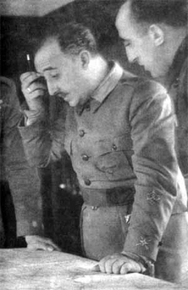 Генерал Франко обдумывает военную операцию в Теруэле. Декабрь 1937 года Генерал Франко обдумывает военную операцию в Теруэле Декабрь 1937 года