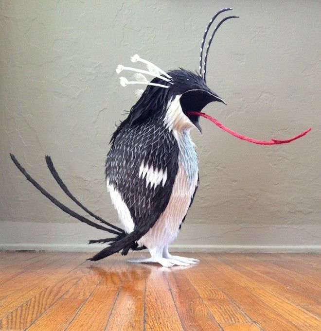 Художник делает фигурки персонажей Босха из папьемаше 