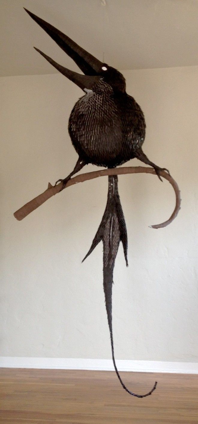 Художник делает фигурки персонажей Босха из папьемаше 