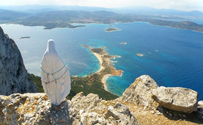 В 1934 году официальный суверенитет семьи Бертолеоне подошел к концу остров был захвачен Италией Затем в 1962 году НАТО создала базу на восточной половине Таволара оставив правящей династии всего 50 гектаров земли