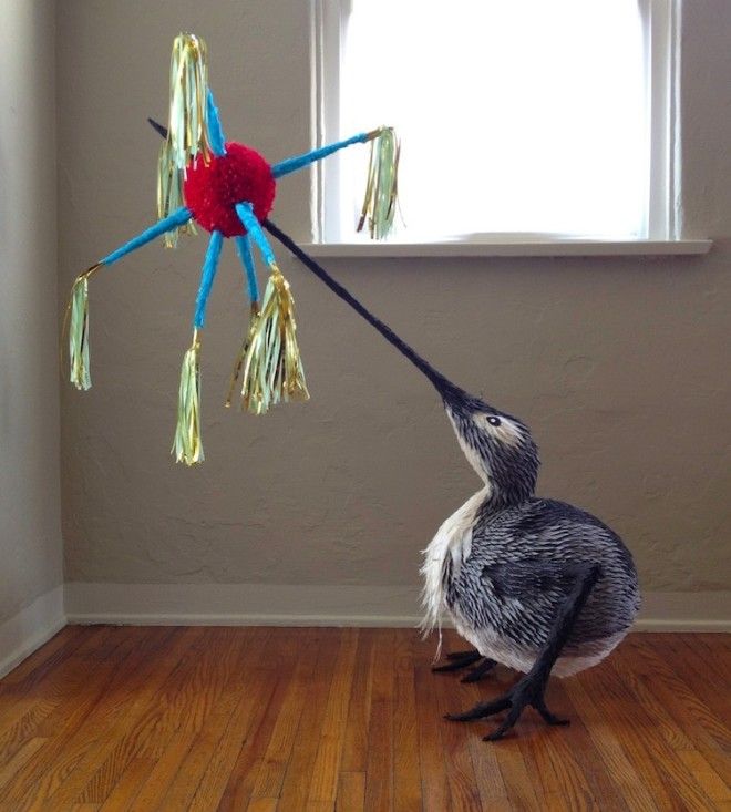 Художник делает фигурки персонажей Босха из папьемаше 