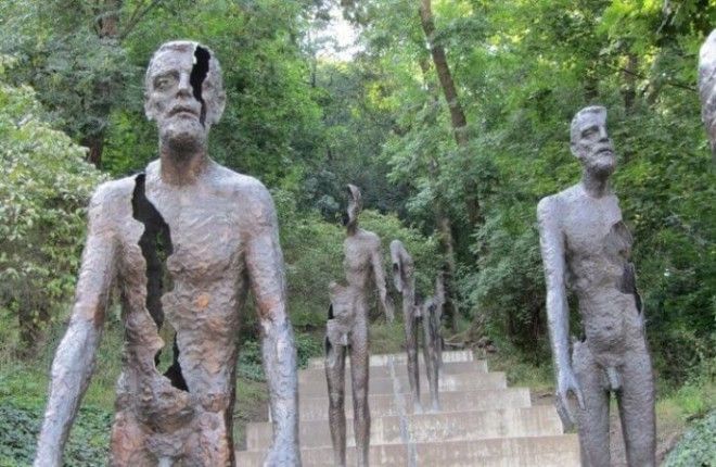 Внушительный мемориал из семи бронзовых фигур созданный коллективом архитекторов был установлен в мае 2002 года в память о жертвах коммунистического правления