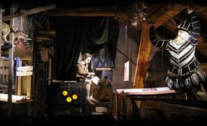 Интерактивный музей расположен в доме под названием У осла в колыбели где в прошлом проживал известный алхимик Эдвард Келли здесь же была расположена его тайная лаборатория